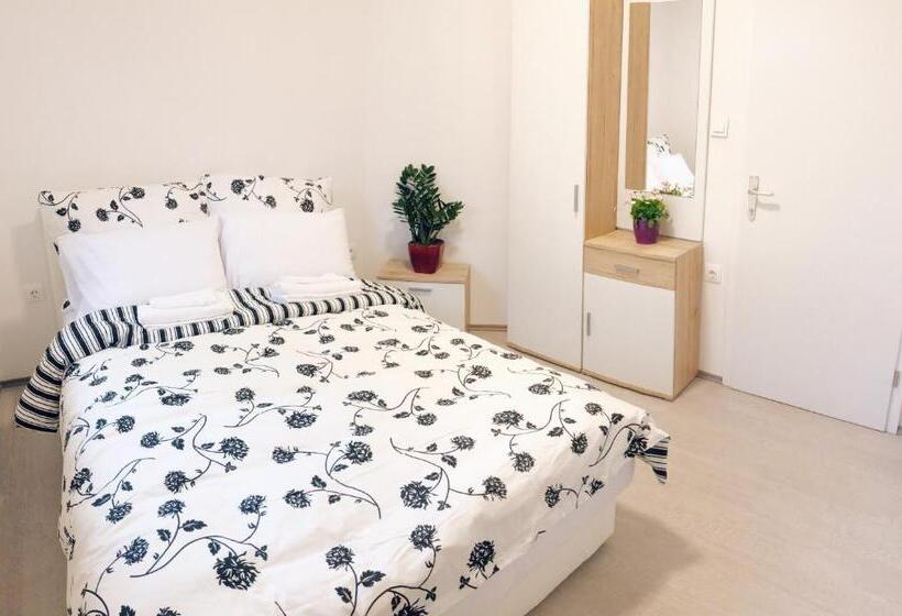 اتاق پایه با سرویس بهداشتی مشترک, Lina Rooms Hostel