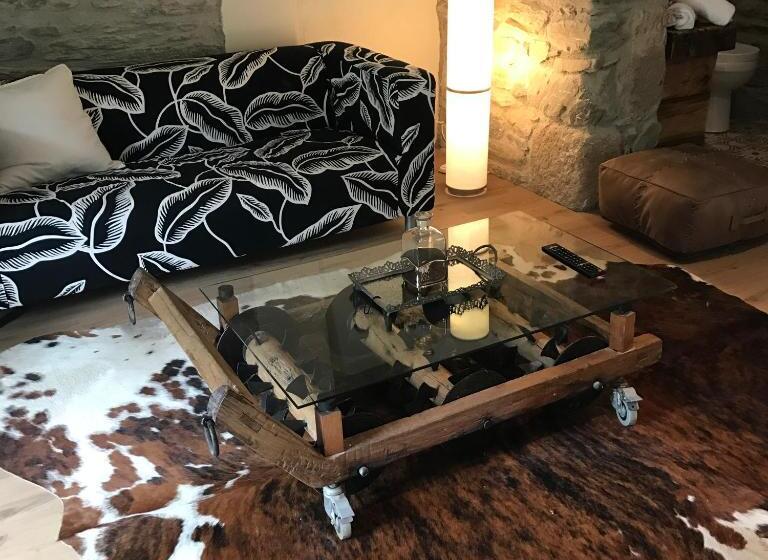 استودیوی لوکس, Hostal Sant Roc