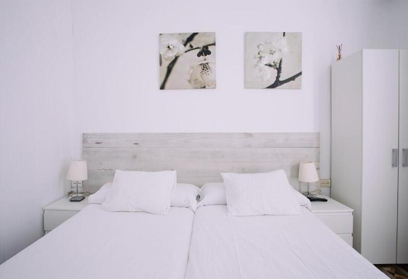 اتاق استاندارد با بالکن, Hostal Eixample
