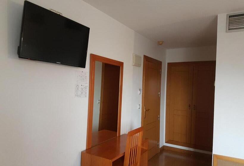 Номер Стандарт Трехместный, Hostal Mediterraneo
