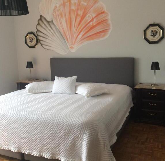 سوییت با چشم‌انداز جانبی دریا, Guest House A&z