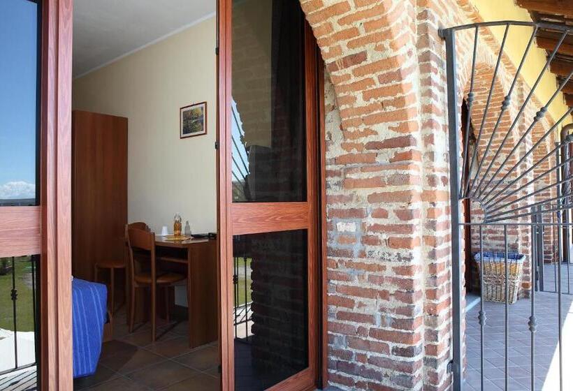 آپارتمان یک خوابه با دری مشترک که هال را جدا می کند., Al Casale B&b