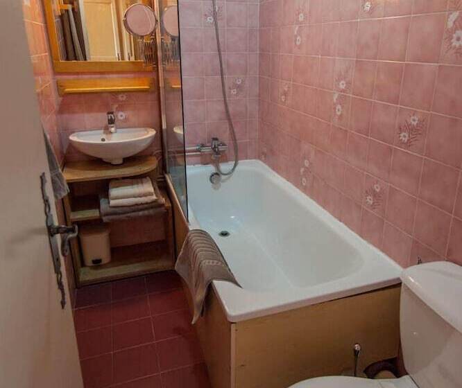 استودیوی استاندارد, Résidence La Cour