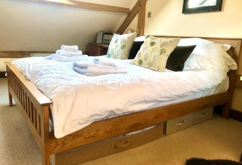 Family Suite, Greencourt Loft   The Cotswold Way, Stroud