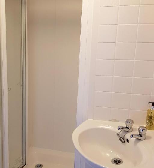חדר משפחתי נוף לים, The Paragon   Guest Accommodation