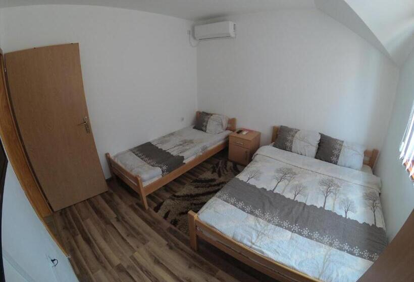 اتاق استاندارد سه تخته با سرویس بهداشتی مشترک, Apartment And Rooms Konak