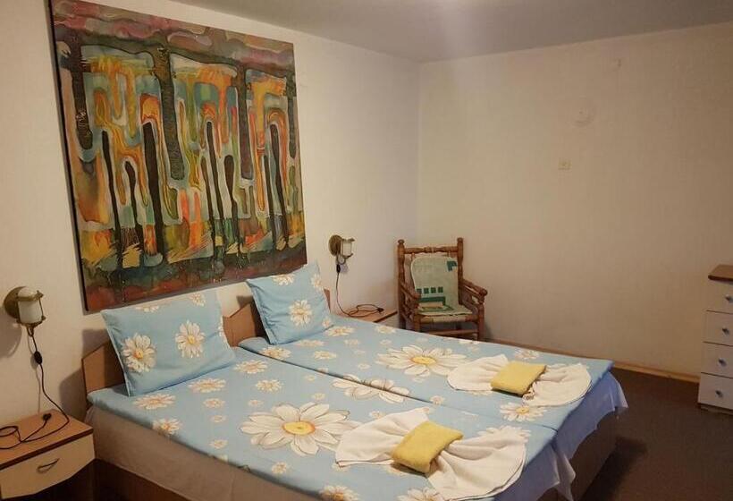 اتاق استاندارد چهارنفره با چشم‌انداز باغ, Guest House Veselina