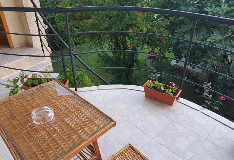اتاق استاندارد با چشم‌انداز باغ, Guest House Veselina