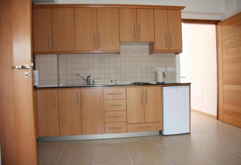 Апартаменты 2 Спальни, C & A Hotel Apartments