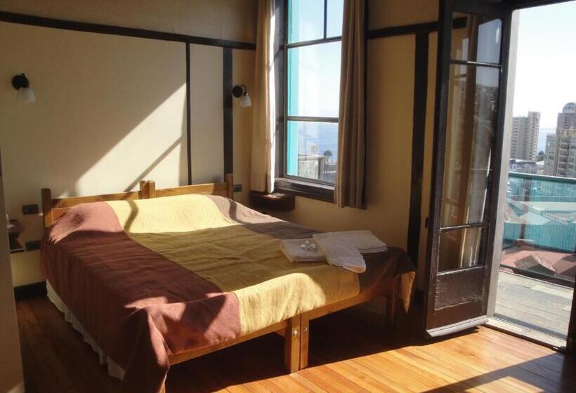 اتاق لوکس با بالکن و چشم‌انداز دریا, The Travelling Chile