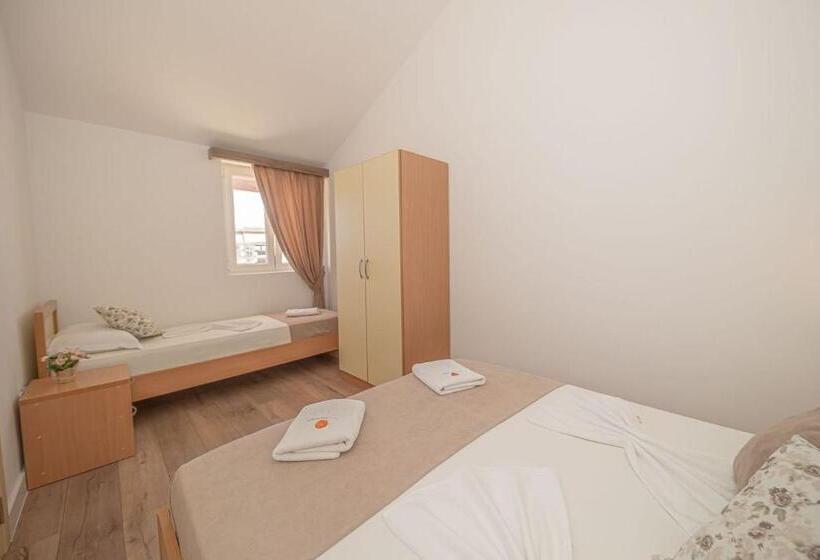 استودیوی استاندارد با چشم‌انداز دریا, Guest House S Lux