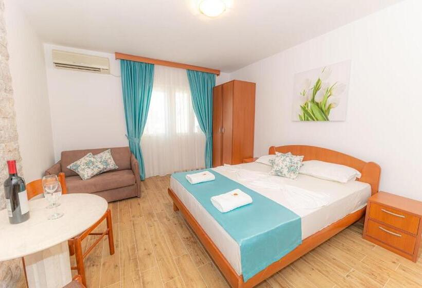 استودیو استاندارد با چشم‌انداز باغ, Guest House S Lux
