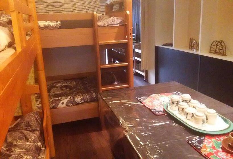 تختخواب در اتاق مشترک, Guest House Hana