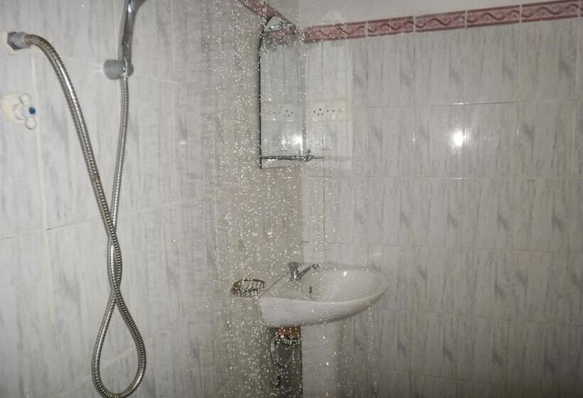 اتاق لوکس چهار تخته, Nethu Freedom Cottage