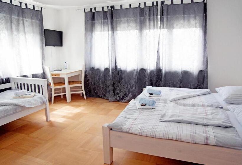 חדר סטנדרטי לארבעה עם חדר אמבטיה משותף, Hostel Villa Viva