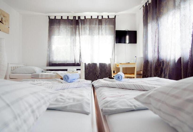 Четырехместный Номер Стандарт с Балконом, Hostel Villa Viva