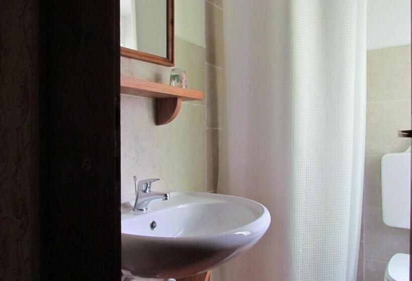 اتاق استاندارد یک نفره, Joe's Place