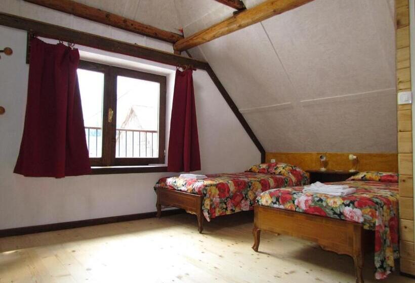 اتاق استاندارد چهار تخته, Joe's Place