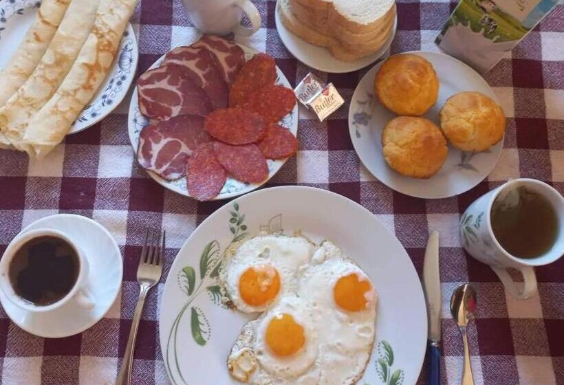 اتاق استاندارد سه تخته با سرویس بهداشتی مشترک, Apartmani Sobe Sljivancanin