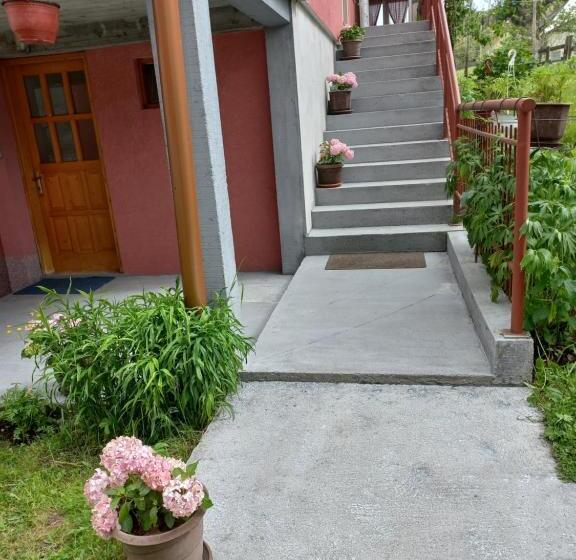 اتاق استاندارد سه تخته با سرویس بهداشتی مشترک, Apartmani Sobe Sljivancanin