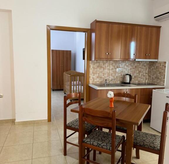 Quarto Quadruple Standart com Varanda, Aleksander Apart