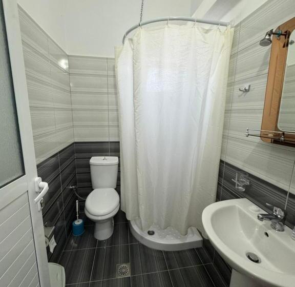Quarto Familiar, Aleksander Apart