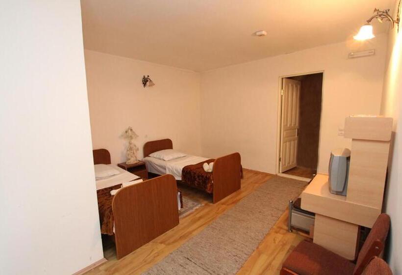 اتاق راحتی سه تخته, Guesthouse Goliati