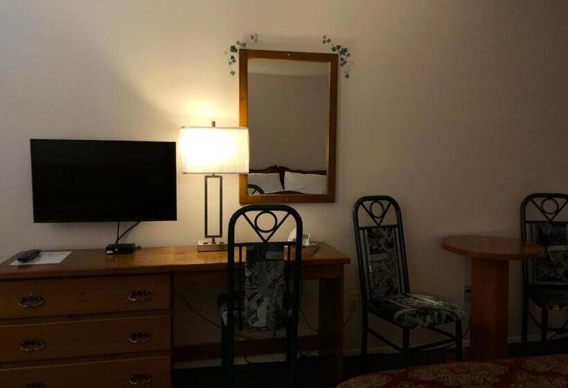 带特大床的豪华房间, Chase Country Inn