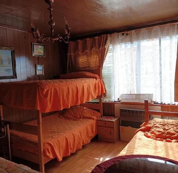 Четырехместный номер эконом класса с общей ванной комнатой, Family House Del Rey