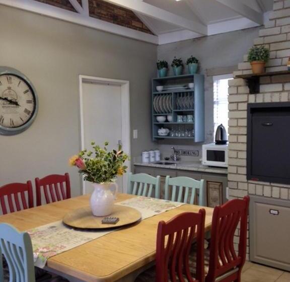 اتاق لوکس خانوادگی, Anne's Place