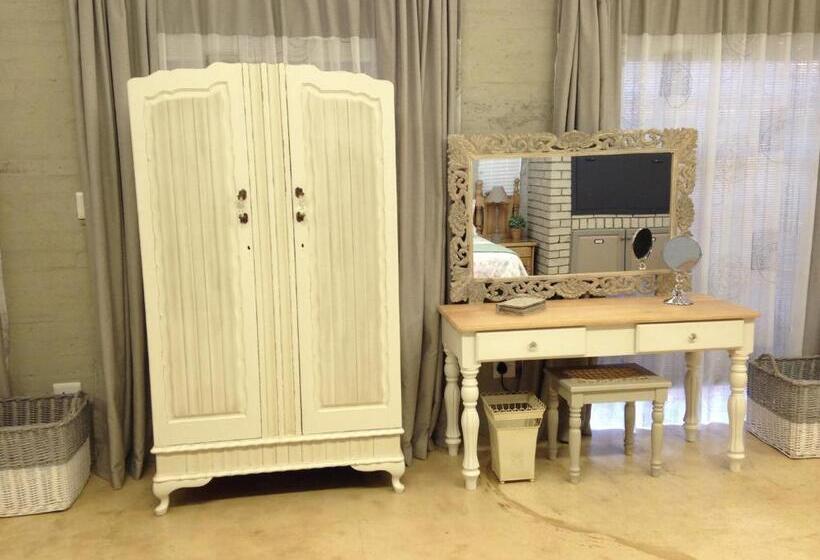 اتاق لوکس خانوادگی, Anne's Place