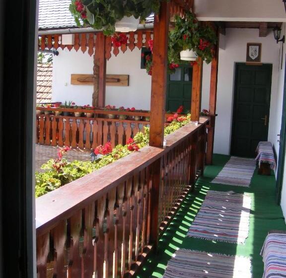 اتاق استاندارد سه نفره, Góbé Csárda