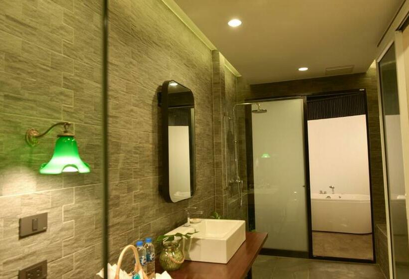 اتاق لوکس با چشم‌انداز باغ, Tungtong Beach Villas