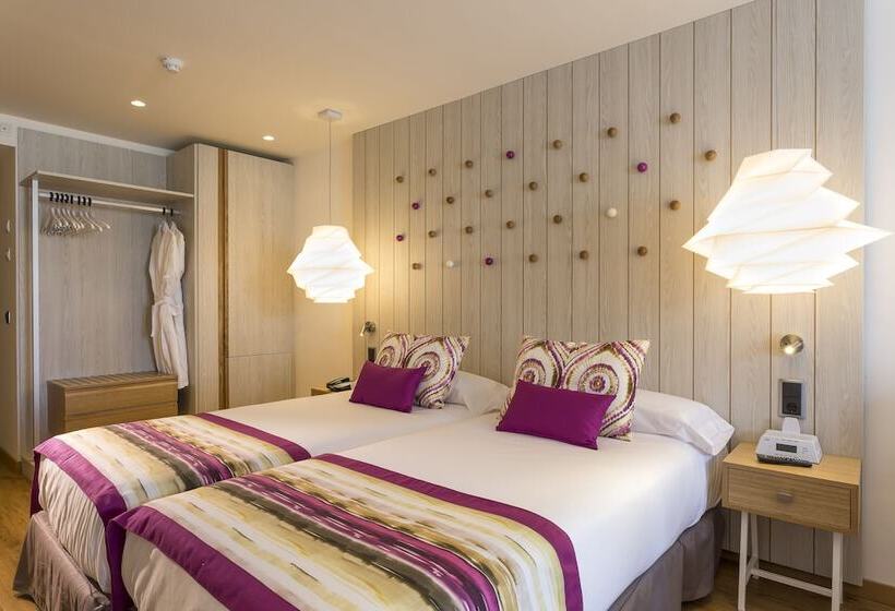 Quarto Deluxe Vista Piscina, Grand Palladium White Island Resort & Spa