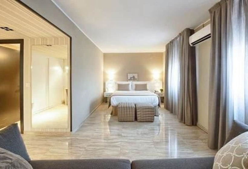 سوئیت جونیور برای معلولان, New Hotel Colon