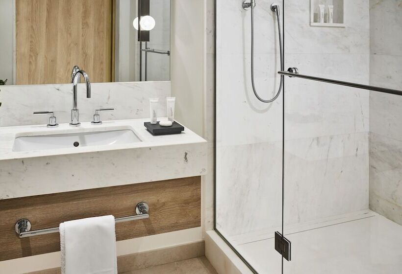 سوییت جونیور با چشم‌انداز دریا, Nobu Hotel Ibiza Bay