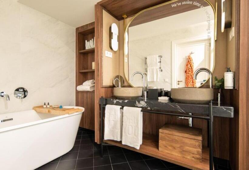 جناح جونيور, Only You Hotel Valencia