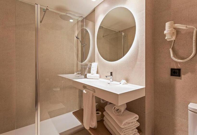اتاق استاندارد سه نفره, Rafaelhoteles Piramides
