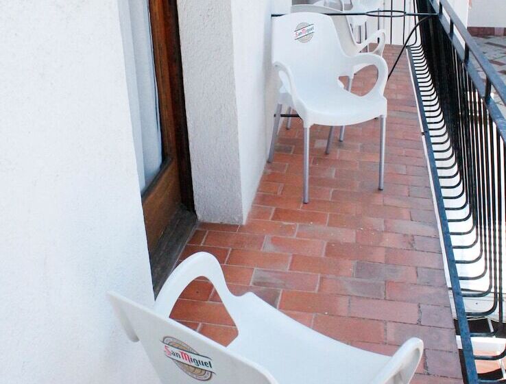 バルコニー付きスタンダードトリプルルーム, Hostal Horta Rosell