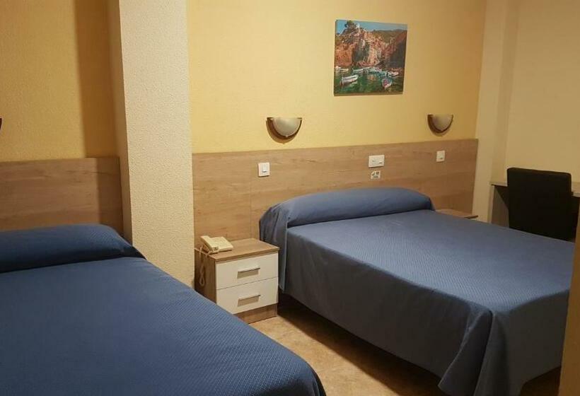 Трехместный Номер Базовый, Hostal El Altet