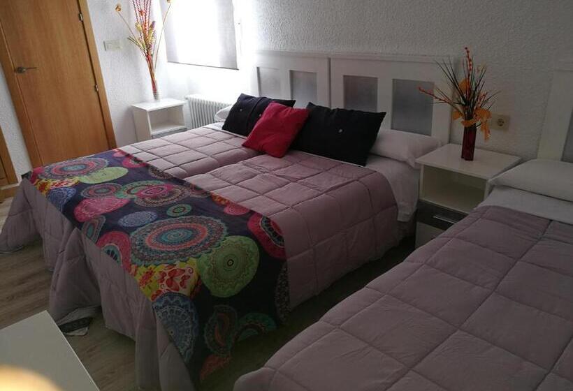 اتاق ساده سه‌ نفره, Hostal Los Gabrieles