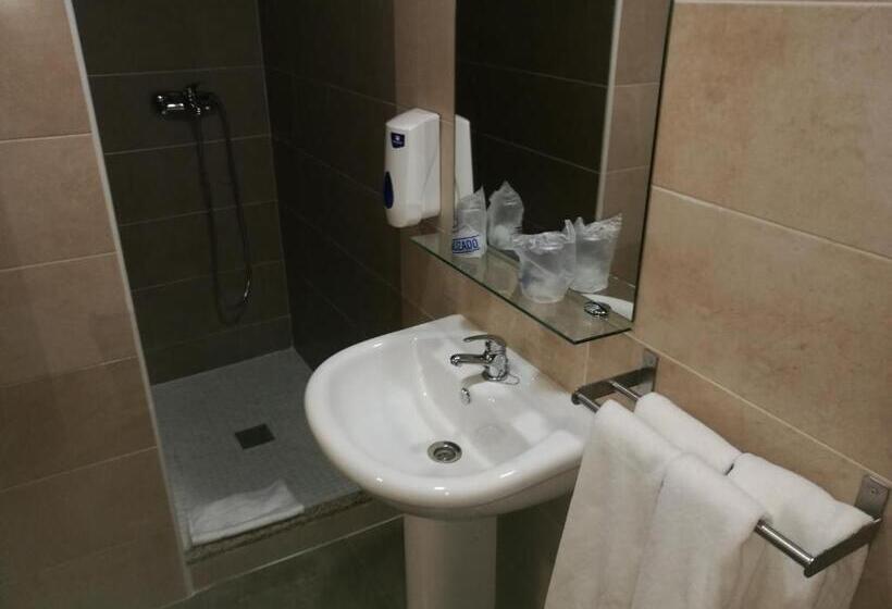 اتاق ساده سه‌ نفره, Hostal Los Gabrieles