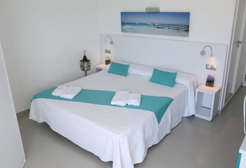 Standard Triple Room with Terrace, Maysi