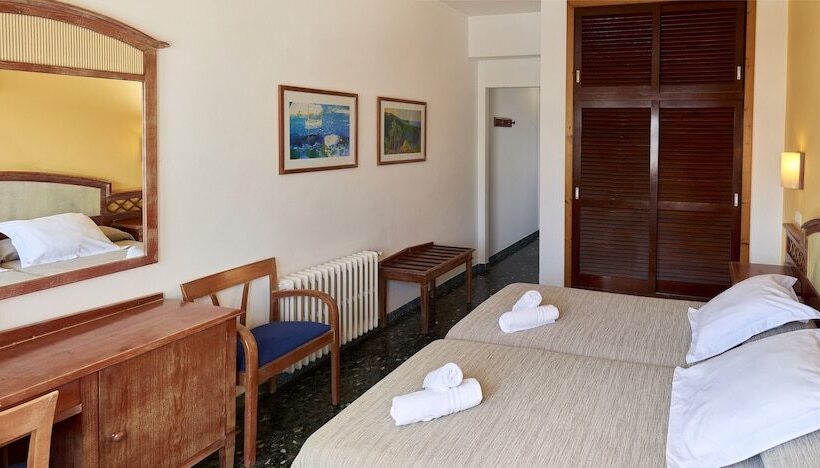 Номер Стандарт Трехместный, Hostal Illes Pitiüses