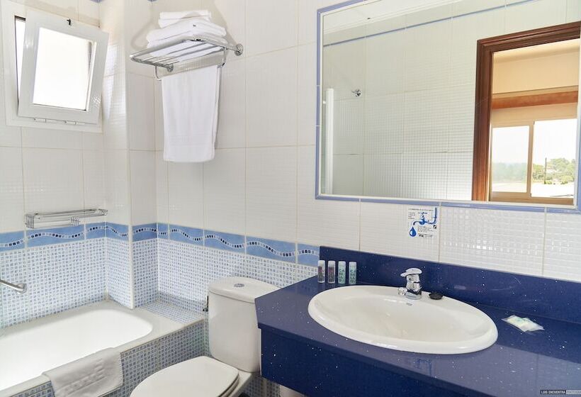 Номер Стандарт Трехместный, Hostal Illes Pitiüses