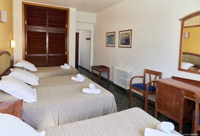 Четырехместный Номер Стандарт, Hostal Illes Pitiüses