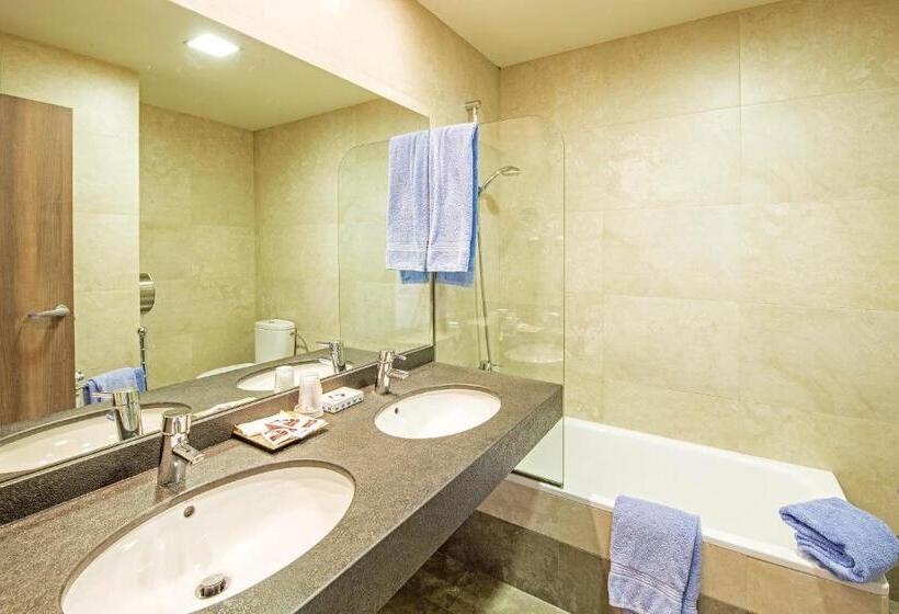 Quarto Familiar Superior, Avenida