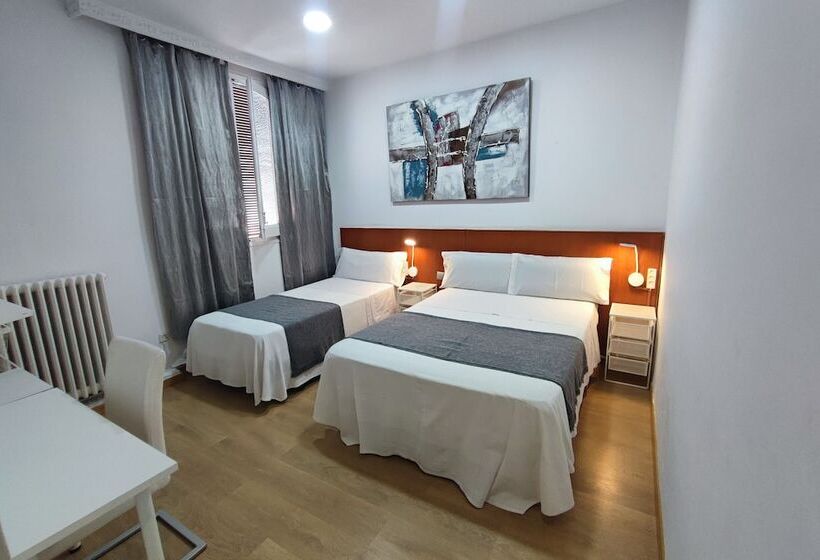 اتاق استاندارد سه نفره, Hostal Cervantes