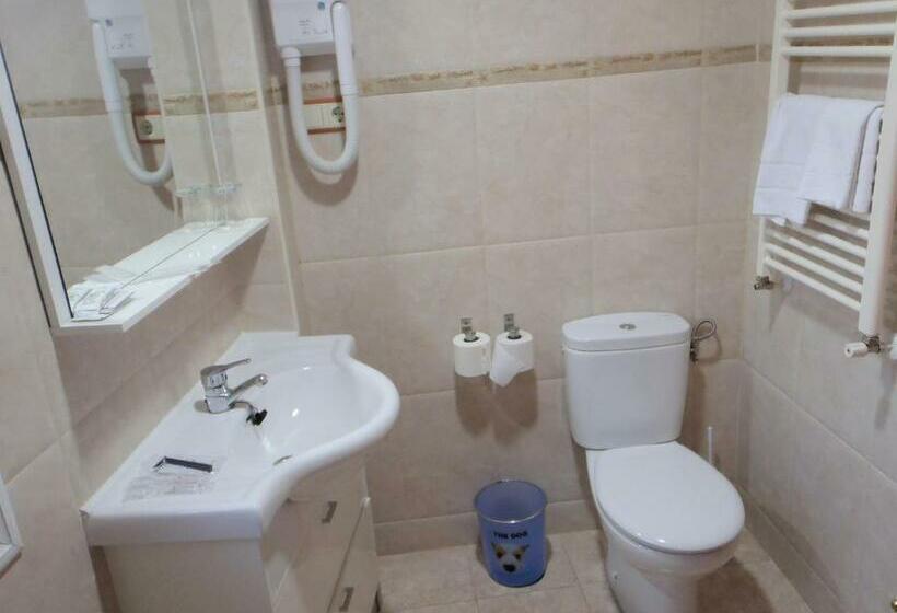 Номер Стандарт Трехместный, Hostal Fronton