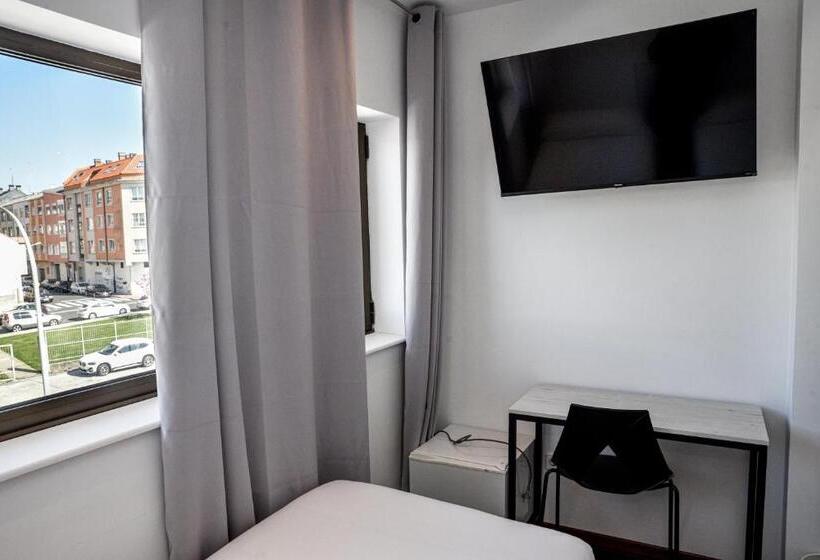 اتاق استاندارد یک نفره, Chips Ferrol